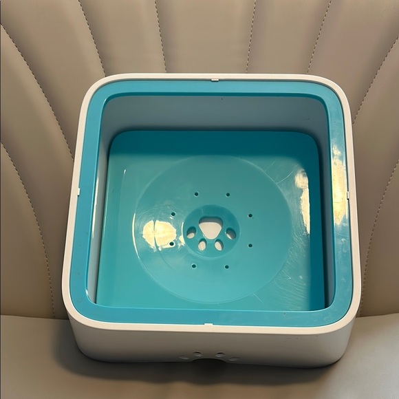 Lumoleaf No Spill Water Pet Bowl in Blue and White - Picture 2 of 3